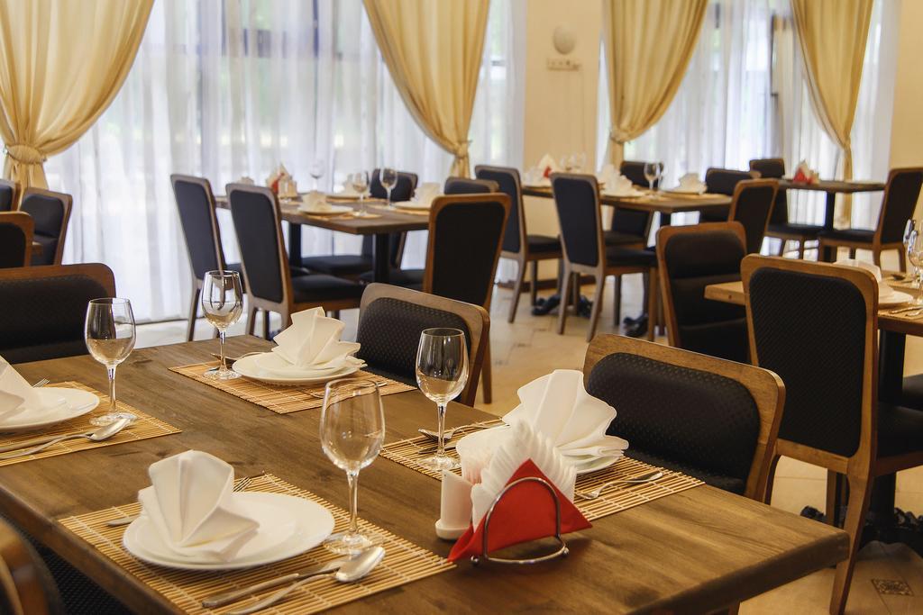Promenade Park Hotel Shymkent Eksteriør billede